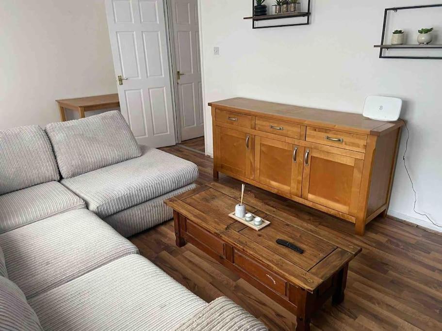 Manchester - Eccles - Business - Contractors - Families - Discounts Available エクステリア 写真