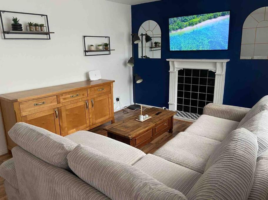 Manchester - Eccles - Business - Contractors - Families - Discounts Available エクステリア 写真