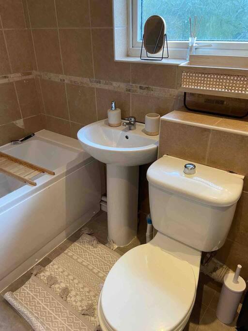 Manchester - Eccles - Business - Contractors - Families - Discounts Available エクステリア 写真