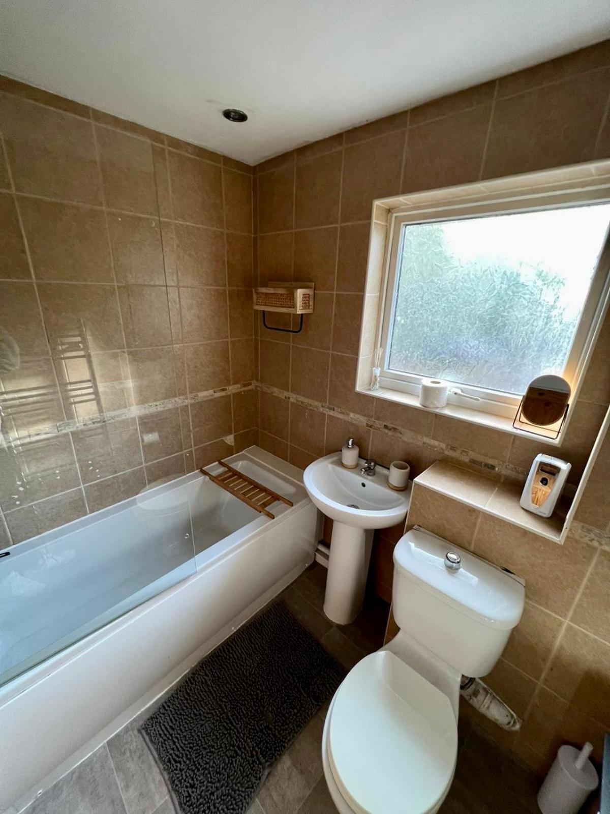 Manchester - Eccles - Business - Contractors - Families - Discounts Available エクステリア 写真