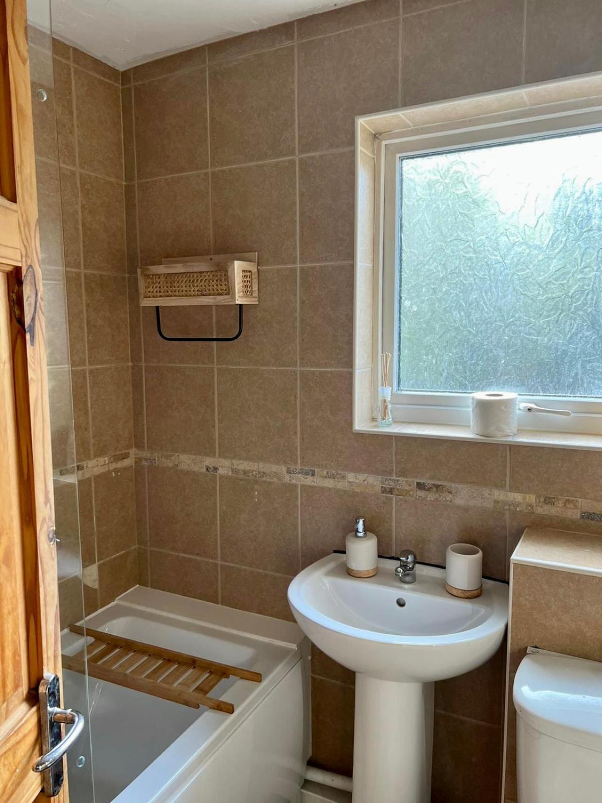 Manchester - Eccles - Business - Contractors - Families - Discounts Available エクステリア 写真