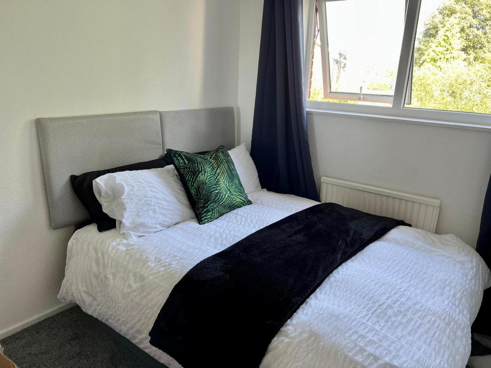 Manchester - Eccles - Business - Contractors - Families - Discounts Available エクステリア 写真