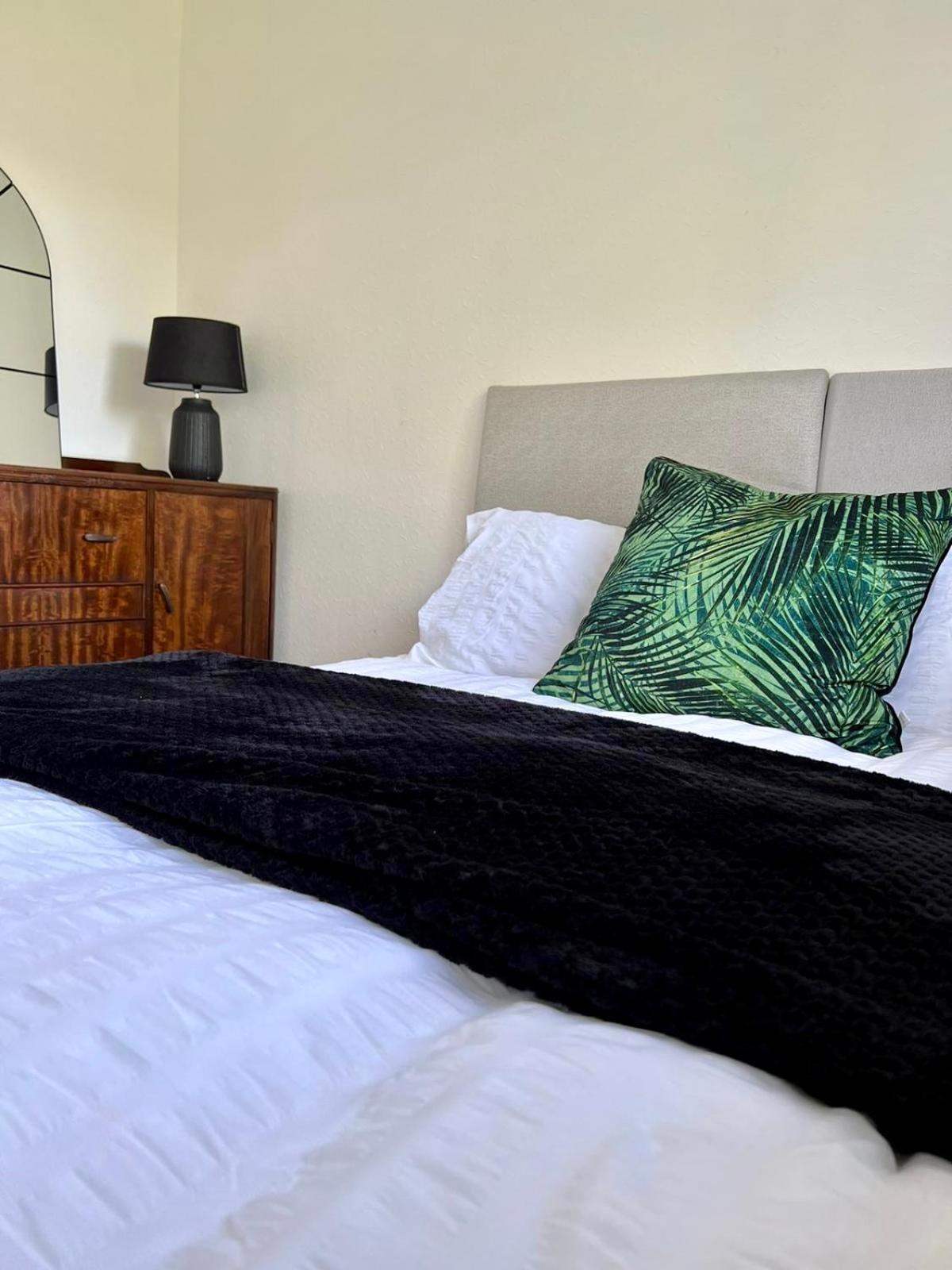 Manchester - Eccles - Business - Contractors - Families - Discounts Available エクステリア 写真