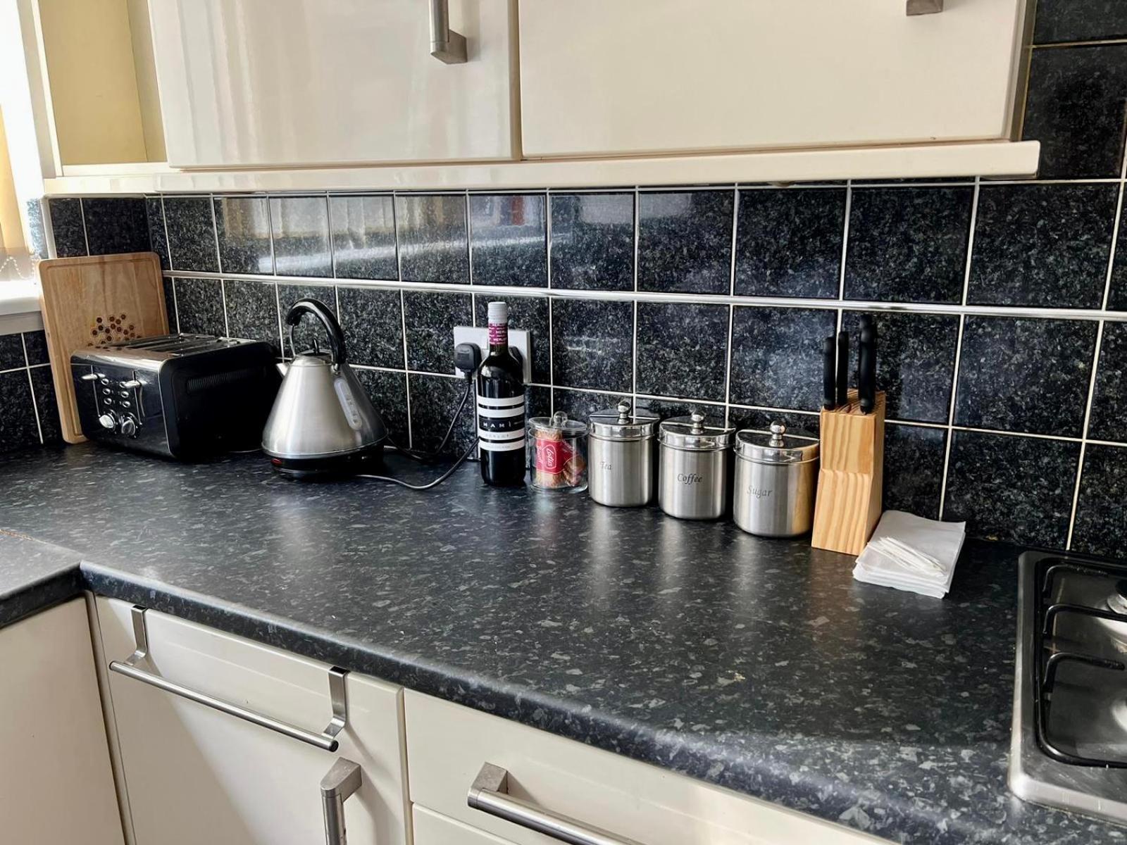 Manchester - Eccles - Business - Contractors - Families - Discounts Available エクステリア 写真